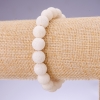 سوار من المرجان الإسفنجي الأبيض الطبيعي كرة ملساء قطر 10mm على مطاط طول 18cm