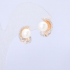 حلق Xuping مطلي بالذهب 18K مع أحجار راين بيضاء ولؤلؤ مايوركا، قطر 15x11mm +